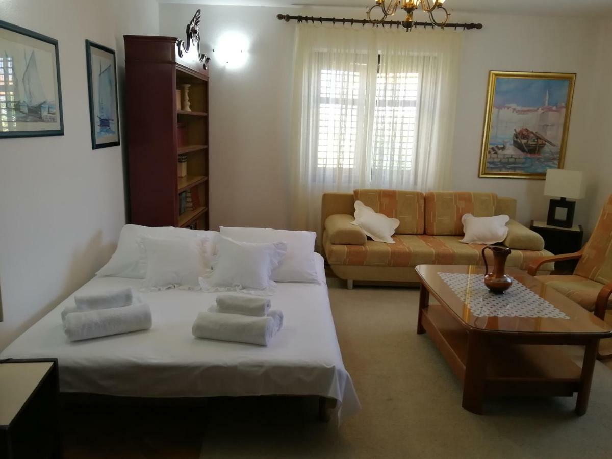 Apartman Mladenka Supetar Exterior foto